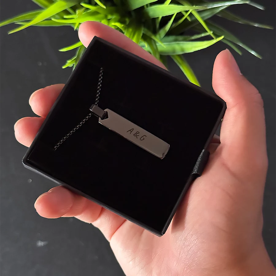 Collar hombre barra negra grabado láser - Texto