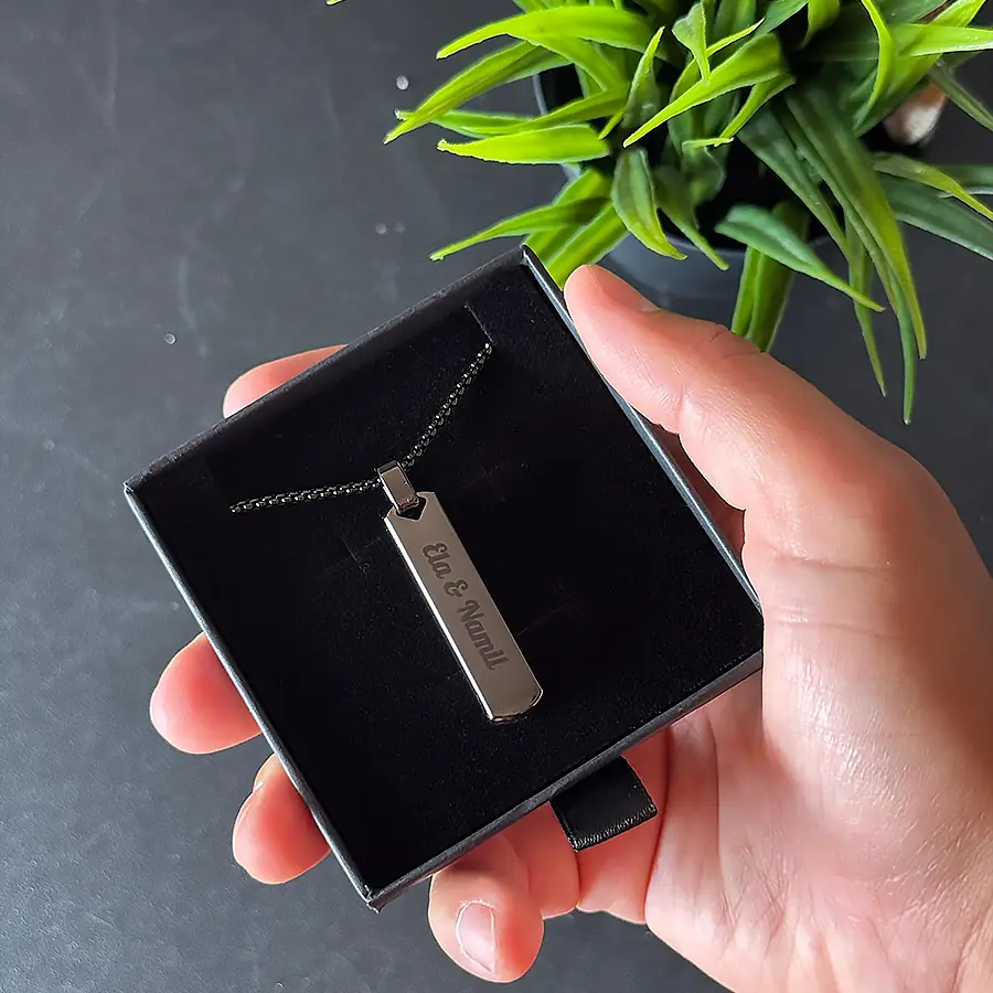 Collar hombre barra negra grabado láser - Texto