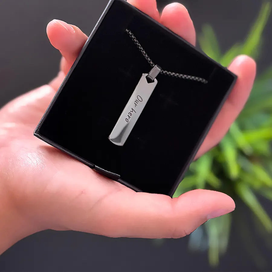 Collar hombre barra negra grabado láser - Texto