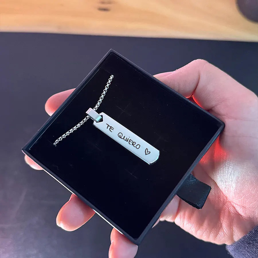 Collar hombre barra plateada grabado láser - Manuscrito