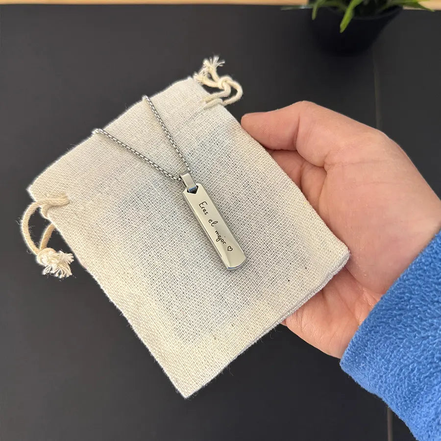 Collar hombre barra plateada grabado láser - Manuscrito