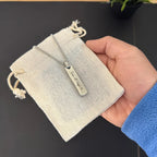 Collar hombre barra plateada grabado láser - Manuscrito