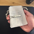 Collar hombre barra plateada grabado láser - Manuscrito