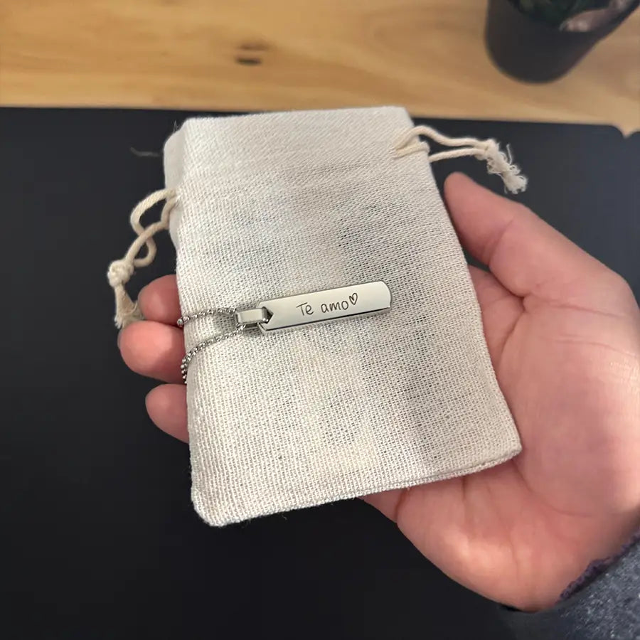 Collar hombre barra plateada grabado láser - Manuscrito