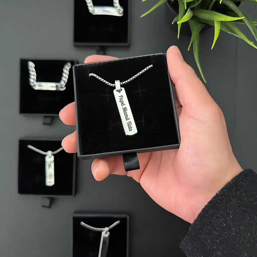 Collar hombre barra plateada grabado láser - Texto