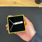 Collar hombre barra plateada grabado láser - Texto