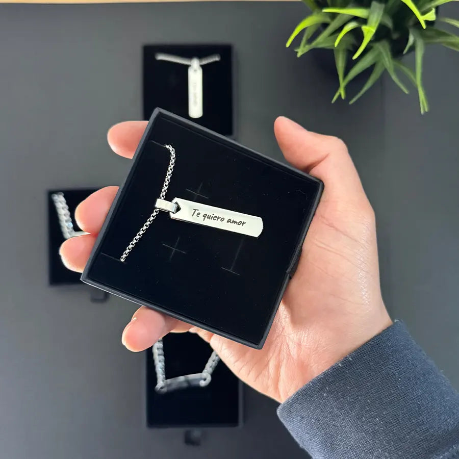 Collar hombre barra plateada grabado láser - Texto